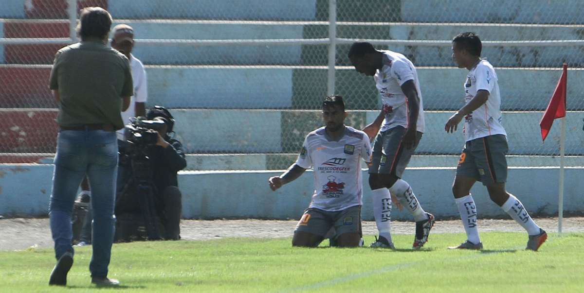 Delf&iacute;n gana tres puntos en el estadio 9 de Mayo