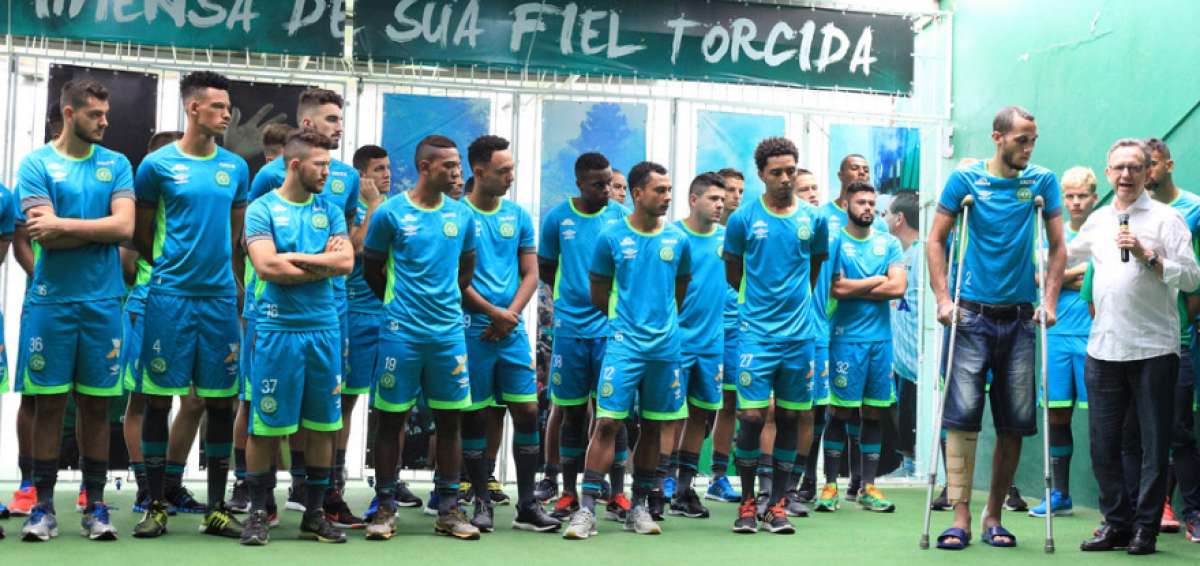 El defensa Helio Neto (en muletas), uno de los sobrevivientes del accidente, junto con el presidente del equipo Plinio David De Nes Filho y los nuevos jugadores.