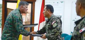El Crnl. Freddy Merizalde (izq.) y el Gral. William Flores (der.), de Ecuador y Per&uacute;, respectivamente, suscribieron el acuerdo.