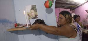 Elvia Villac&iacute;s G&oacute;mez, hermana de &Oacute;scar, mantiene un altar con la foto de su hermano, en el peque&ntilde;o cuarto que alquila en el sector La Lorena de Santo Domingo de los Ts&aacute;chilas. Ambos cumplieron a&ntilde;os el pasado viernes 8 de junio.