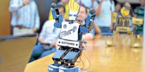 Muri&oacute; gan&oacute; en la categor&iacute;a del robot bailar&iacute;n b&aacute;sico. Sus creadores son estudiantes de la Unach. Eduardo Escobar / El Tel&eacute;grafo
