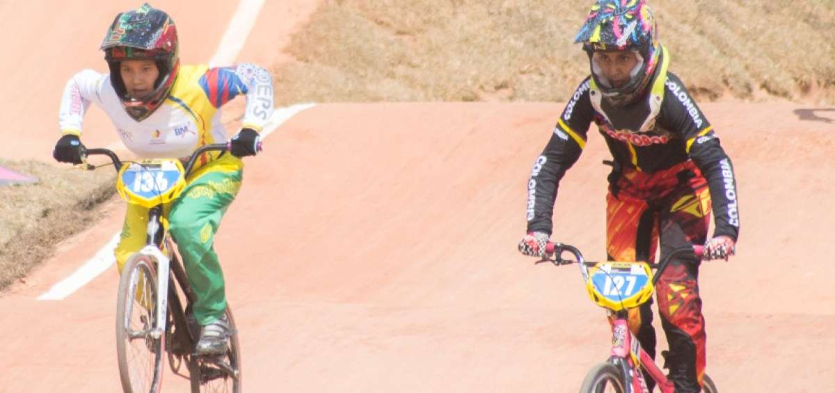 Dom&eacute;nica Mora (izquierda) obtuvo el segundo lugar en la categor&iacute;a 12 a&ntilde;os del Campeonato Mundial Absoluto de BMX de Medell&iacute;n (Colombia).