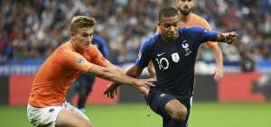 Francia derrota por a Holanda por 2-1 en la gran fiesta de los 'Bleus'