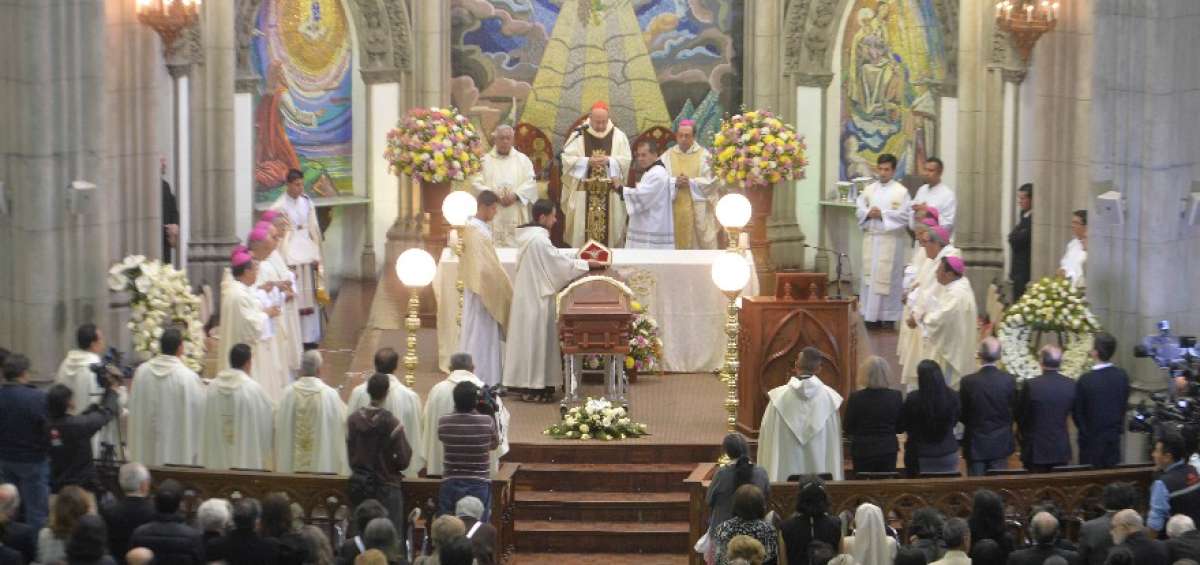 Personas de distintas partes del pa&iacute;s y religiosos acompa&ntilde;aron la ceremonia de cuerpo presente en Quito.