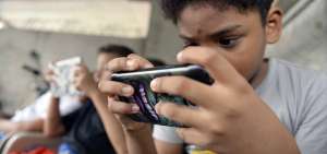 El uso del tel&eacute;fono celular debe ser controlado en los hijos adolescentes