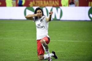 Edison Cavani fue expulsado por celebrar de esta manera en el encuentro ante el Lens. Foto: AFP