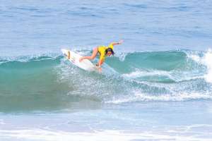 La ecuatoriana Iliana Aguirre perdi&oacute; en su heat ante la surfista francesa Tessa. Foto: Cortes&iacute;a Federaci&oacute;n Ecuatoriana de Surf.