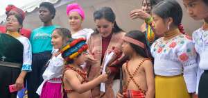 Ni&ntilde;os y ni&ntilde;as de distintas nacionalidades entregaron un manifiesto a la ministra de Justicia, Rosana Alvarado (c), para impulsar m&aacute;s respeto a los colectivos. 