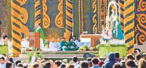Para la segunda misa en Paraguay, el artista Koki Ruiz prepar&oacute; un altar revestido con 32 mil espigas de ma&iacute;z, coco paraguayo y calabaza como s&iacute;mbolo de la historia guaran&iacute;. Foto: AFP