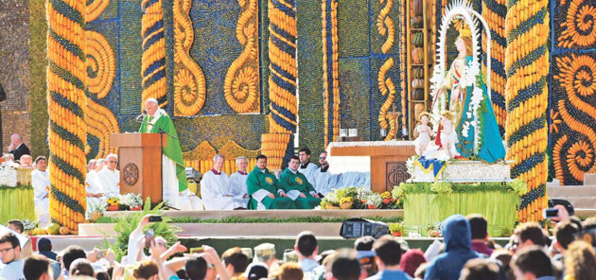 Para la segunda misa en Paraguay, el artista Koki Ruiz prepar&oacute; un altar revestido con 32 mil espigas de ma&iacute;z, coco paraguayo y calabaza como s&iacute;mbolo de la historia guaran&iacute;. Foto: AFP