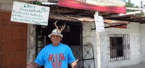Con su sombrero de cachos, Anchaluisa es la atracci&oacute;n de los vecinos y de quienes transitan por el lugar.