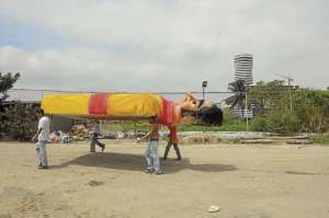 Como parte de las celebraciones de la Fundaci&oacute;n de Guayaquil se realizar&aacute; un desfile na&uacute;tico. Ayer se efectuaron las &uacute;ltimas adecuaciones a los monigotes. Foto:  Miguel Castro / El Tel&eacute;grafo