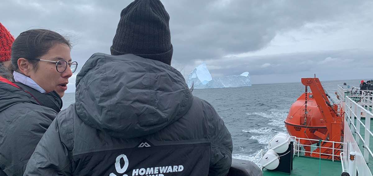 La expedici&oacute;n femenina, que viaj&oacute; a la parte sur del continente blanco, avizora un iceberg antes de su llegada a tierra firme, a bordo del barco Ushuaia.