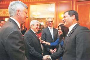 El presidente Rafael Correa y la embajadora Nathalie Cely (derecha) saludan a empresarios durante una reuni&oacute;n en Nueva York. Foto: Cortes&iacute;a | Presidencia de la Rep&uacute;blica.