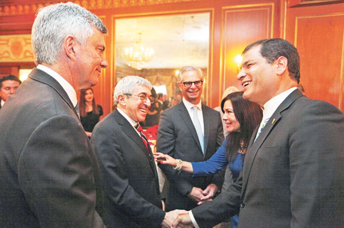 El presidente Rafael Correa y la embajadora Nathalie Cely (derecha) saludan a empresarios durante una reuni&oacute;n en Nueva York. Foto: Cortes&iacute;a | Presidencia de la Rep&uacute;blica.