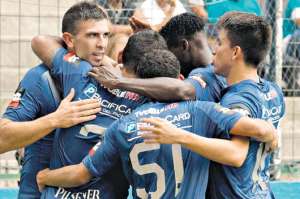 El delantero argentino Denis Stracqualursi (der.) marc&oacute; el primer gol del partido y acumul&oacute; su tercer tanto en la temporada.