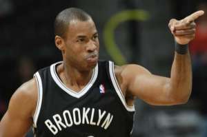 Jason Collins dice que un jugador rival le hizo comentarios hom&oacute;fobos