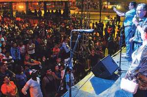 En Posorja, parroquia rural de Guayaquil, m&aacute;s de 4 mil  pescadores asistieron al show art&iacute;stico organizado en homenaje a su sacrificada labor. Foto: Cortes&iacute;a