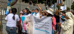 Activistas sociales se concentraron en los exteriores de la Asamblea Nacional para apoyar la no aprobaci&oacute;n del tema relativo al aborto no punible.