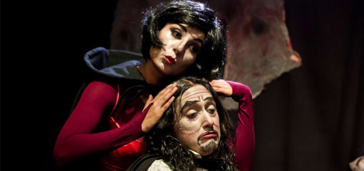 El Tel&oacute;n de Aquiles presenta una obra c&oacute;mica con dos vampiros en escena