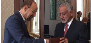 Ministros de Energ&iacute;a, Industria y Recursos Minerales de Arabia Saudita, Khalid A. Al-Falih y de Hidrocarburos de Ecuador, Carlos P&eacute;rez Garc&iacute;a, en Viena-Austria.