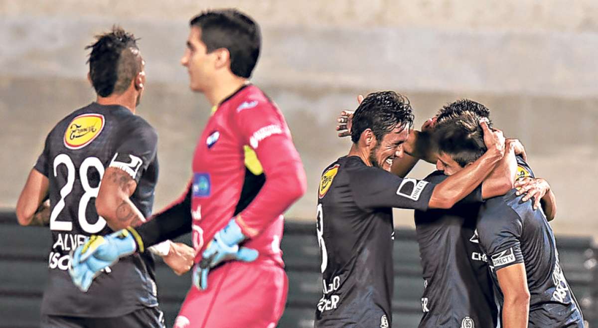 Fernando Hidalgo, Juan Cavallaro y Diego Morales celebran el gol de la victoria sobre Nacional en Asunci&oacute;n. Jonathan &Aacute;lvez (i) pasa cerca del meta Ignacio Don. Foto: AFP