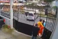 Las imágenes muestran a la mujer a punto de cerrar la puerta de su vivienda, luego que su esposo estacionara el auto.