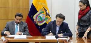 Novoa y Celi, durante la suscripci&oacute;n del convenio.