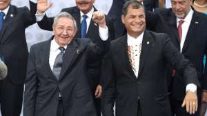 Ra&uacute;l Castro (i) y Rafael Corrrea saludan durante la foto oficial de la Cumbre de las Am&eacute;ricas. FOTO: AFP 