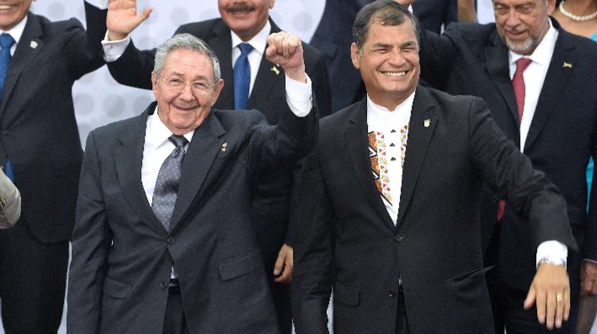 Ra&uacute;l Castro (i) y Rafael Corrrea saludan durante la foto oficial de la Cumbre de las Am&eacute;ricas. FOTO: AFP 