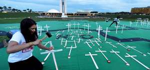 &rarr;Greenpeace instal&oacute; decenas de cruces blancas en la explanada, frente al Congreso en Brasilia, con el fin de remarcar simb&oacute;licamente la tala.