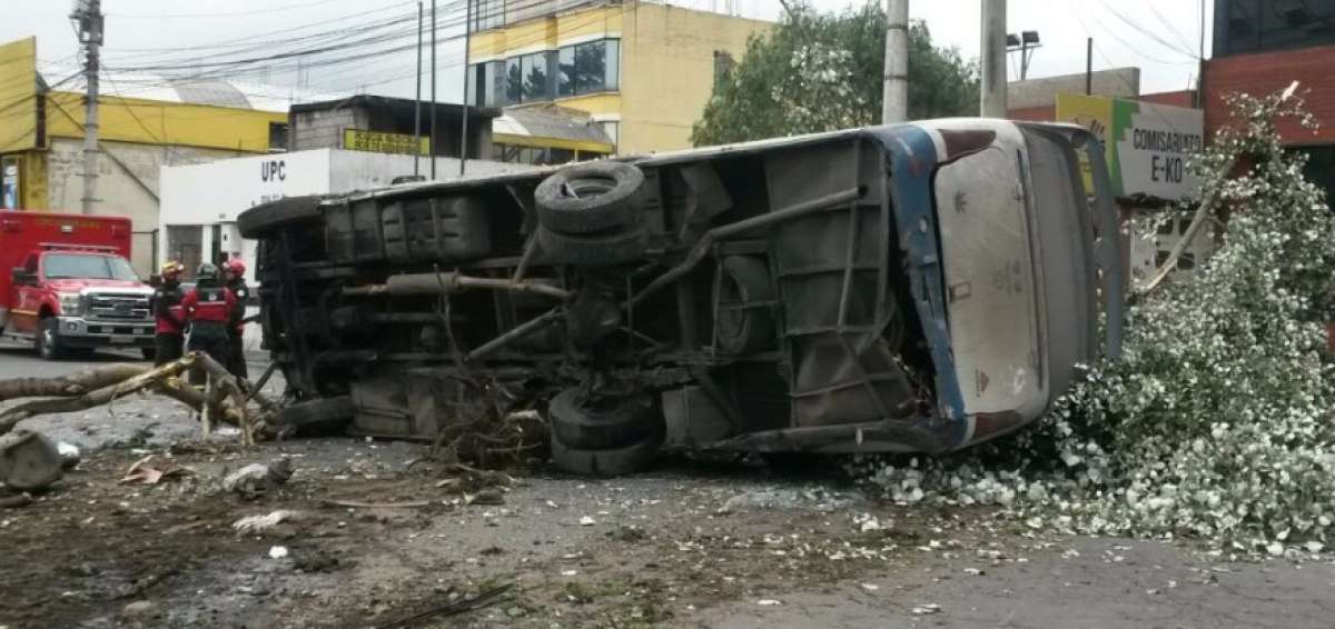 Personal de tr&aacute;nsito cerc&oacute; la v&iacute;a para evitar el paso de transe&uacute;ntes y de carros.