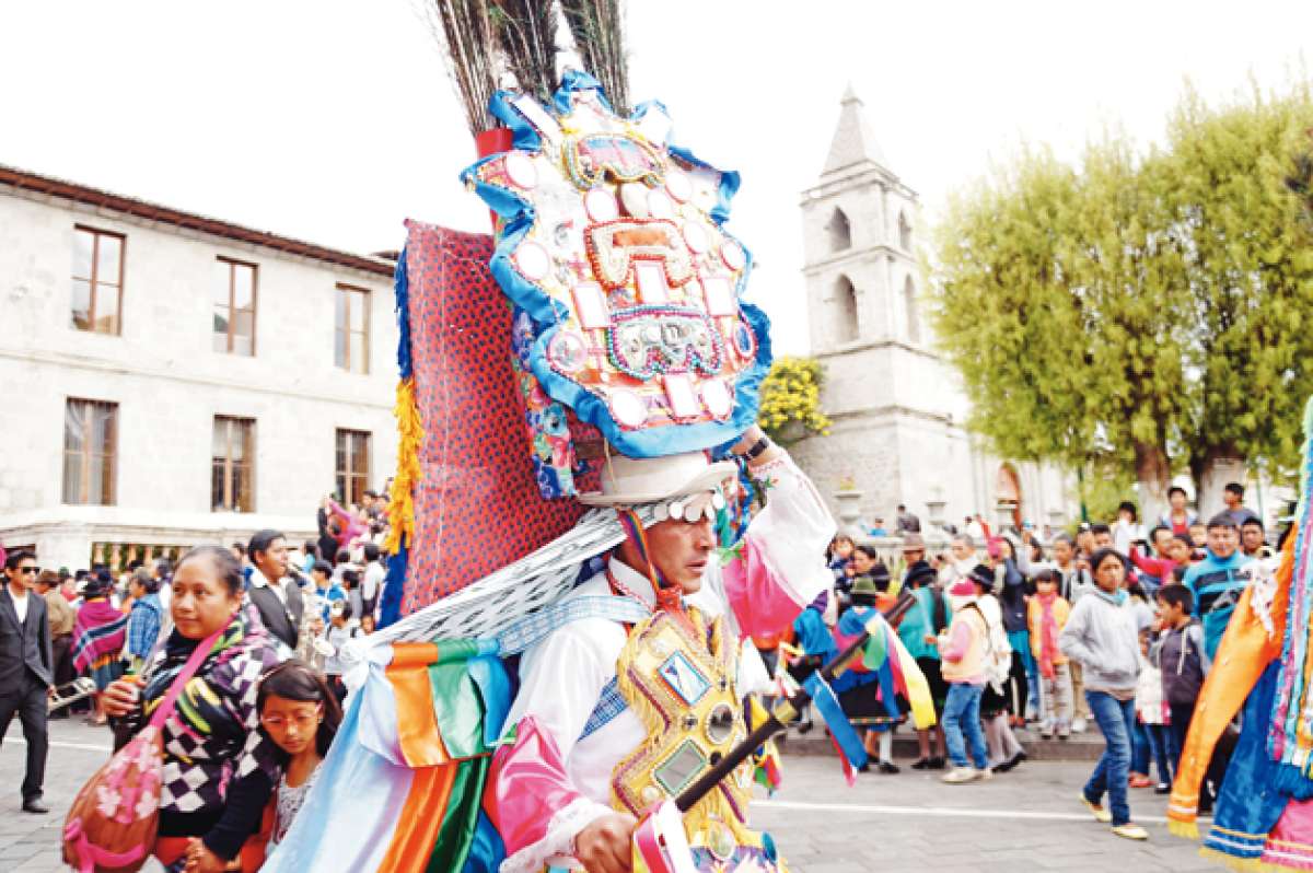 La decoraci&oacute;n del traje del tushug es pesada y llena de color. Su principal atractivo es el cabezal que tiene un armaz&oacute;n de carrizo.