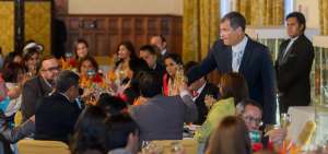 Presidente Rafael Correa saluda con docentes invitados a un almuerzo en el palacio de Carondelet para conmemorar el D&iacute;a del Maestro.