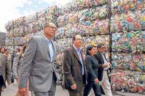 El vicepresidente Jorge Glas (iz), el gerente de Enkador, Carlos Saldarriaga (centro), y la ministra Lorena Tapia en un recorrido por Enkador. FOTO: ANDR&Eacute;S DARQUEA.