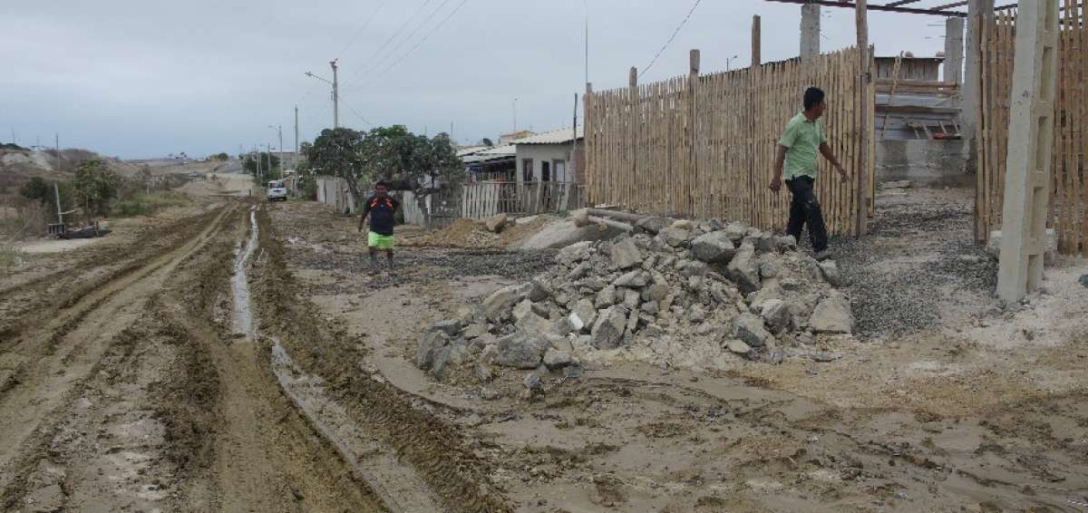 Viviendas en Manta afectadas por rebosamiento de agua