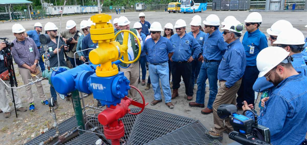Las autoridades del sector de Hidrocarburos en un recorrido por el campo Tambococha, realizado el 8 de enero.