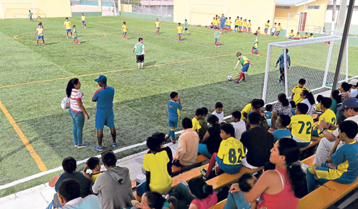 El equipo de Fedenador se entrena en la cancha sint&eacute;tica que este organismo tiene en su sede en Guayaquil. All&iacute; se entregaron ayer los uniformes. Foto: Archivo / El Tel&eacute;grafo