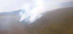 Bomberos de Quito combaten un incendio forestal en el Cerro Puntas