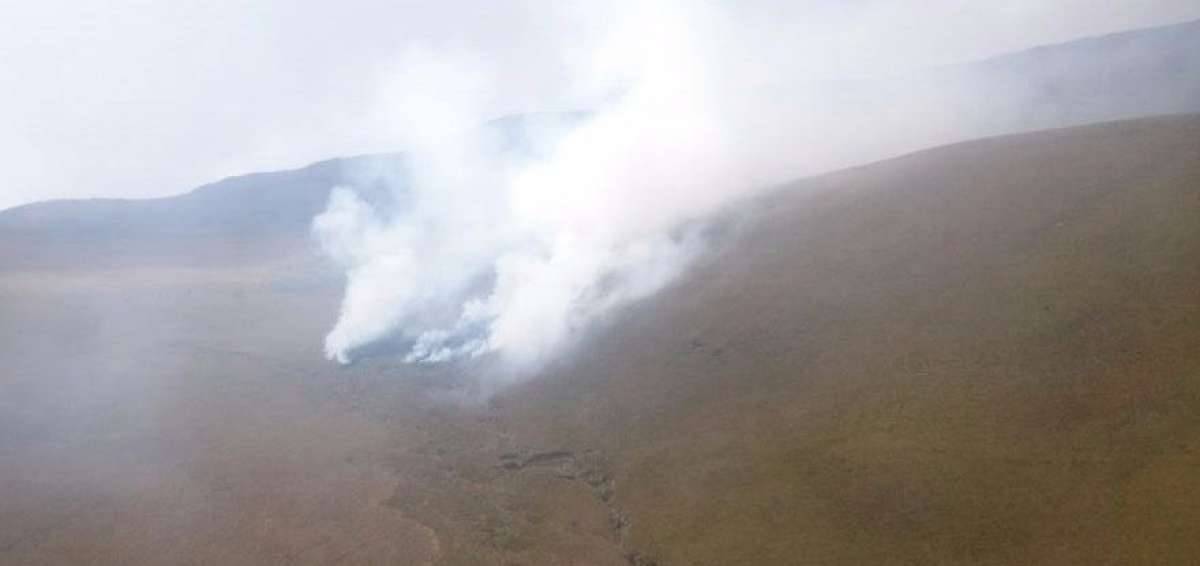 Bomberos de Quito combaten un incendio forestal en el Cerro Puntas