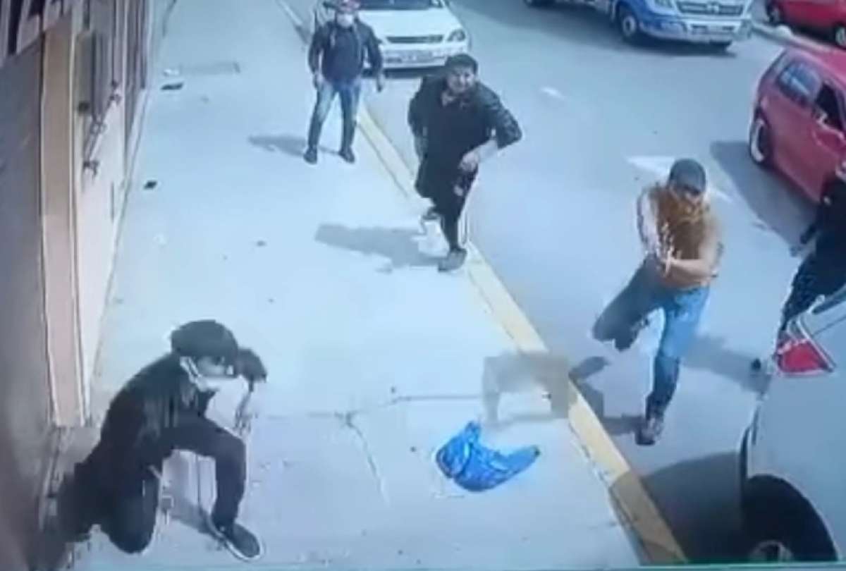 El momento en el que el agente policial intentaba frena el delito, en Riobamba. 