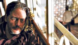 &lsquo;Villa 69&rsquo; es protagonizada por el actor Khaled Abol Naga. La narraci&oacute;n transcurre en la soledad de su hogar, interrumpida por la visita de sus familiares. Foto: Cortes&iacute;a MAAC Cine