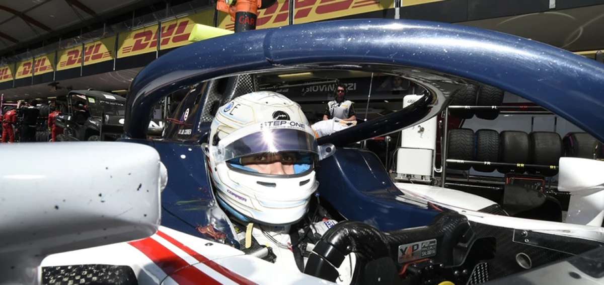 El piloto ecuatoriano, Juan Manuel Correa, en su carro de F&oacute;rmula 2, minutos antes de partir, en una de las etapas del Campeonato del Mundo.    