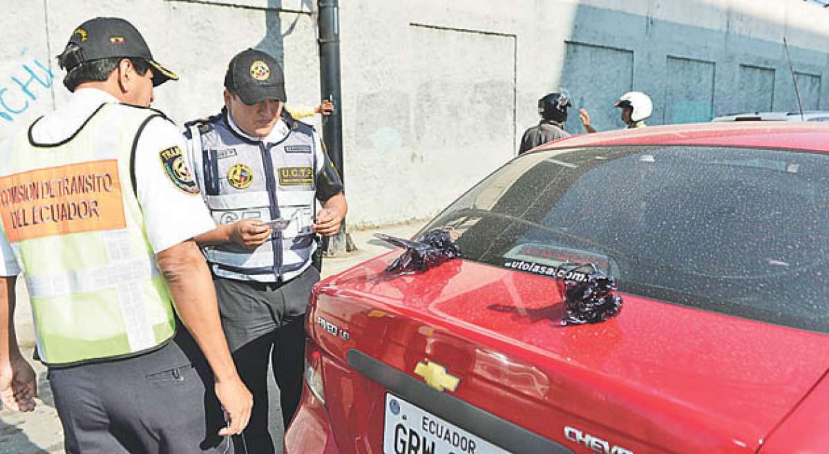 El personal de la Comisi&oacute;n de Tr&aacute;nsito del Ecuador control&oacute; que las personas no condujeran bajo los efectos de bebidas alcoh&oacute;licas. Foto: Archivo / El Tel&eacute;grafo