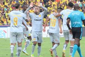 Los jugadores del Aucas festejan el gol anotado por Édison Vega (centro). 