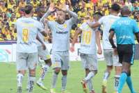 Los jugadores del Aucas festejan el gol anotado por Édison Vega (centro). 