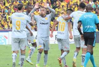 Los jugadores del Aucas festejan el gol anotado por Édison Vega (centro). 