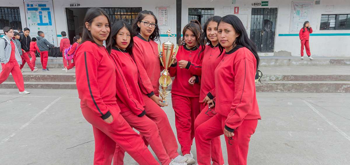 Los hombres y mujeres del colegio participan en baloncesto y f&uacute;tbol; mientras que los escolares solamente practican el &ldquo;Rey de los Deportes&rdquo;. 