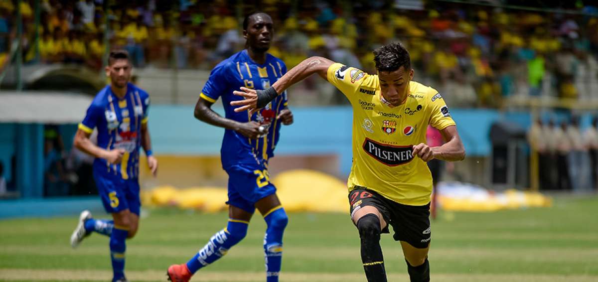 Byron Castillo (d.) controla la pelota, durante un partido contra Delf&iacute;n, en el estadio Jocay de Manta.