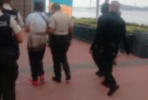 Un hombre fue detenido en Guayaquil tras ser acusado por presuntamente tomar fotos a menores de edad. 